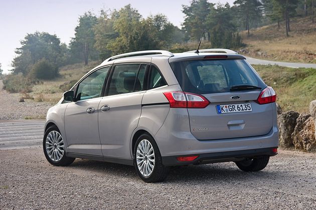 Если спереди Grand C-MAX выглядит очень эффектно, то оформление задней части кузова кажется спорным и несколько перенасыщенным деталями. Здесь и оптика сложной формы, и неправильный излом линии остекления, и множественные выштамповки, и хорошо заметный желоб, по которому перемещается направляющая сдвижных задних дверей