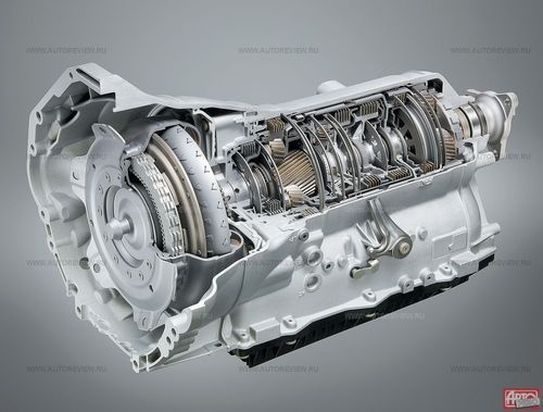Главная трансмиссионная ставка BMW — на этот восьмиступенчатый «автомат» ZF: четыре планетарных ряда, пять фрикционов (для переключения достаточно «разомкнуть» лишь один из них) и мощнейшее сцепление блокировки гидротрансформатора — рывки при его работе помогают сгладить эффективный демпфер и двухмассовый маховик, как у машин с механической коробкой передач
