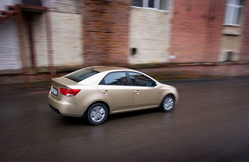 Компания Kia сейчас славится дизельными двигателями, но на Cerato они, к сожалению, не ставятся. В России этот седан продается только с двумя бензиновыми агрегатами объемом 1,6 и 2,0 литра. Первый развивает мощность в 126 лошадиных сил, а второй - 156 "лошадей". Оба мотора можно заказать как с пятиступенчатой "механикой", так и с четырехступенчатым автоматом